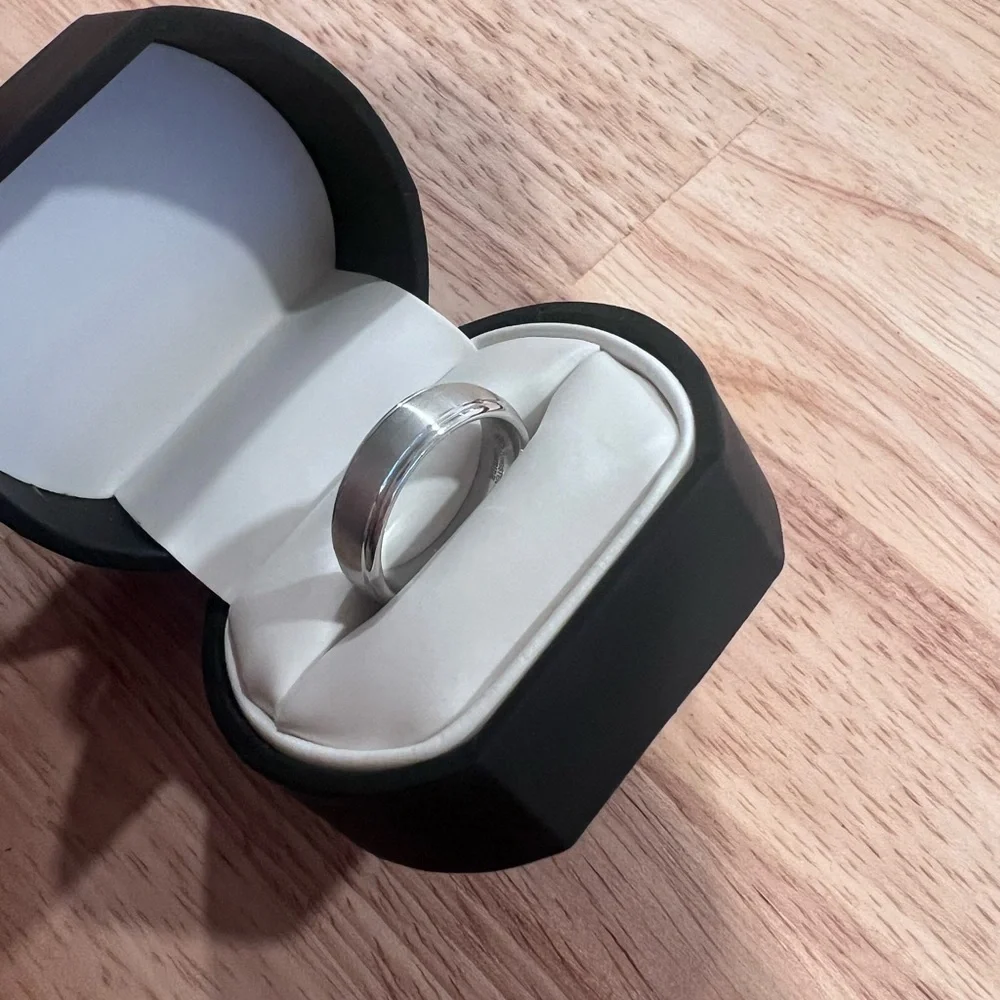 Men’s Wedding Band Silver Tungsten NEW in box size 8.5